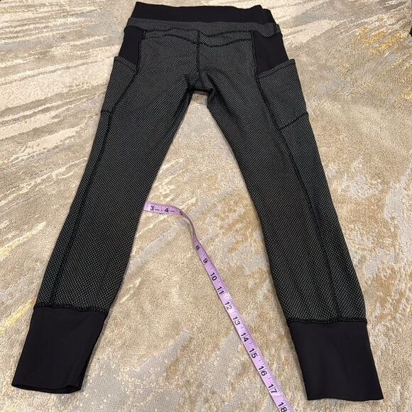 Lululemon En Route Crop Diamond Dot Black White / Black size 6 in EUC - Picture 7 of 8